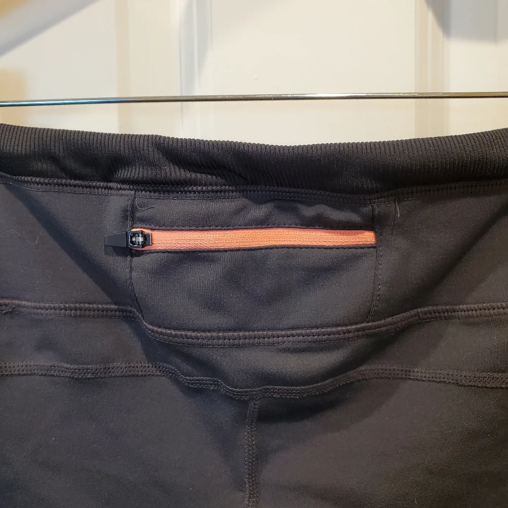 Old Navy women Active cropped pants. Size Large‎